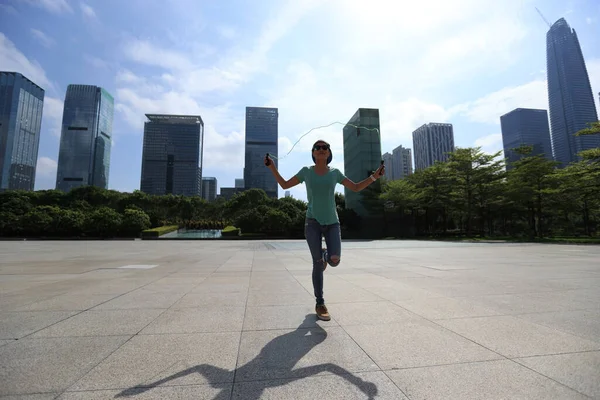 Giovane Donna Fitness Saltando Corda Sulla Città — Foto Stock