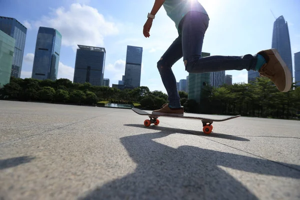 Skateboarder Mujer Skate Ciudad Moderna —  Fotos de Stock