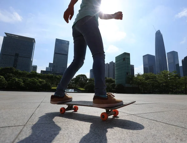 Femme Skateboarder Skateboard Dans Ville Moderne — Photo