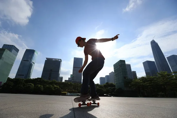 Ασιάτισσα Γυναίκα Skateboarding Skateboarding Στη Σύγχρονη Πόλη — Φωτογραφία Αρχείου