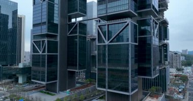 Chengdu şehrindeki modern cam binaların videosu. Çin 