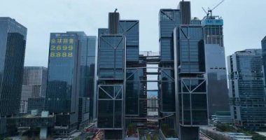 Chengdu şehrindeki modern cam binaların videosu. Çin 