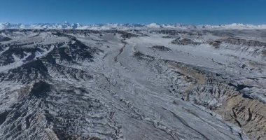 Derin, kayalık kanyon manzarası. hava aracı videosu 