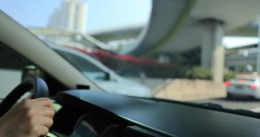 Shenzhen şehrinin şehir merkezindeki şehir yolu, Çin. Araba kullanan kişi, kuafördeki video. 