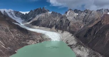 Buzul ve kar kaplı dağlarda asılı güzel yüksek irtifa Tibet, Çin 'de göl ile