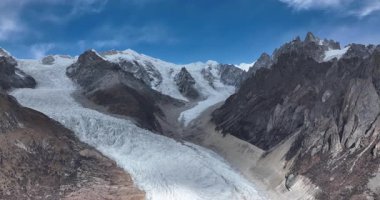 Buzul ve kar kaplı dağlarda asılı güzel yüksek irtifa