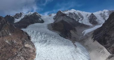 Buzul ve kar kaplı dağlarda asılı güzel yüksek irtifa
