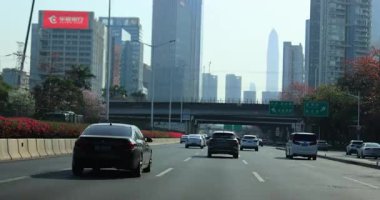 Shenzhen 'in hareketli şehir merkezi, hızla genişleyen Çin metropolü, yolda arabalar. 