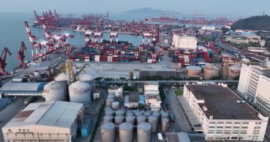 Shenzhen, Çin. Yantian uluslararası konteynır terminalinin hava görüntüleri. Çok sayıda kargo gemisi olan geniş bir liman. 