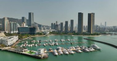 Shenzhen, Çin. Şehir binalarının ve limanın yat ve teknelerinin hava görüntüleri. 