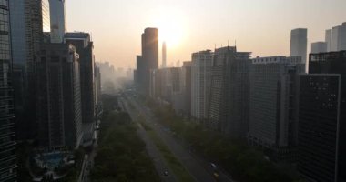  Gün batımında şehir binalarının hava görüntüleri. Shenzhen, Çin