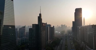  Gün batımında şehir binalarının hava görüntüleri. Shenzhen, Çin