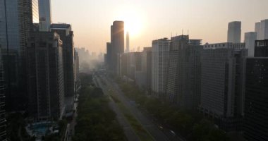 Shenzhen şehri, Çin. Modern bir şehrin üzerinde puslu bir gün doğumu yüksek binaları ve caddeleri olan gökyüzü.  