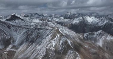 Güzel yüksek irtifa karla kaplı dağların insansız hava aracı görüntüleri.