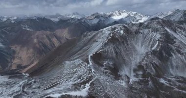 Çin 'deki karla kaplı dağların hava görüntüsü. 