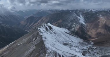 Güzel yüksek irtifa karla kaplı dağların insansız hava aracı görüntüleri.