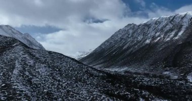 Güzel dağların hava görüntüleri.