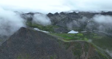Güzel dağların hava görüntüleri.