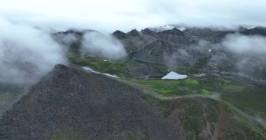 Güzel dağların hava görüntüleri.