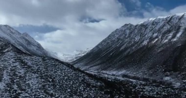 Güzel dağların hava görüntüleri.