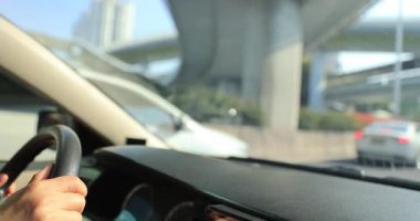 Araba kullanan kişi, Çin 'in Shenzhen şehrinin merkezindeki kuaför salonundan bir video.