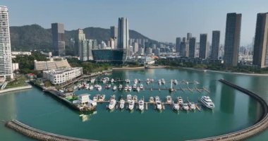  Suya demirlemiş pek çok yat ve teknesi olan bir marinanın havadan çekilmiş videosu. Shenzhen, Çin.