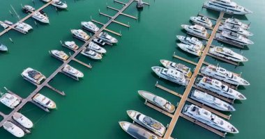  Suya demirlemiş pek çok yat ve teknesi olan bir marinanın havadan çekilmiş videosu. Shenzhen, Çin.