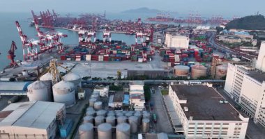 Yantian uluslararası konteynır terminalinin hava görüntüleri. Çok sayıda kargo gemisi olan geniş bir liman. Shenzhen, Çin. 