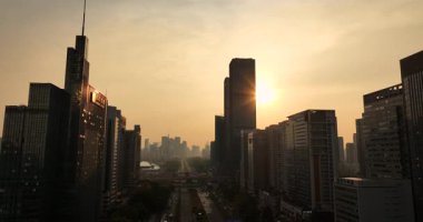 Shenzhen şehir binaları üzerinde gün batımı, Çin. Hava videosu