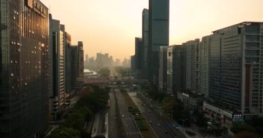 Shenzhen şehrinin üzerinde gün batımı, Çin. Hava aracı videosu