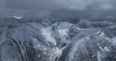 Karla kaplı dağların manzaralı insansız hava aracı videosu 