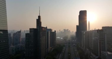 Gündoğumunda Chengdu şehrindeki modern apartmanların hava görüntüleri. Çin