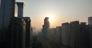 Gündoğumunda Chengdu şehrindeki modern apartmanların hava görüntüleri. Çin