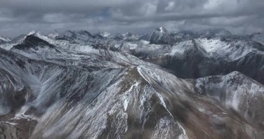 Çin, Tibet 'in sakin ve yükseltilmiş bölgesinde bulunan görkemli, karla kaplı dağlar.