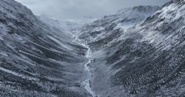 Tibet, Çin 'de buzullarda ve karlı dağlarda asılı güzel yüksek irtifa
