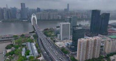 Çin, Şangay 'daki Lupu Köprüsü. Köprü, Huangpu Nehri 'ni kaplayan kemer şekilli özel bir tasarım.