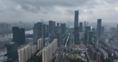 Şangay, Çin. Büyük şehir mimarisinin insansız hava aracı videosu