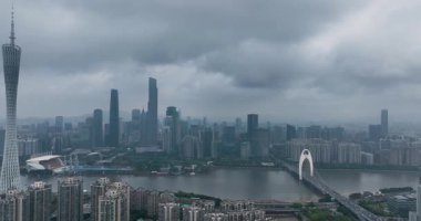Çin, Şangay 'daki Lupu Köprüsü. Köprü, Huangpu Nehri 'ni kaplayan kemer şekilli özel bir tasarım.