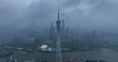 Çin 'de yüksek bir kulesi, Guangzhou TV Astronomi ve Manzara Kulesi olan bir şehrin gökyüzü görüntüsü.