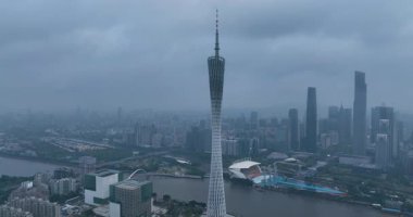 Çin 'de yüksek bir kulesi, Guangzhou TV Astronomi ve Manzara Kulesi olan bir şehrin gökyüzü görüntüsü.