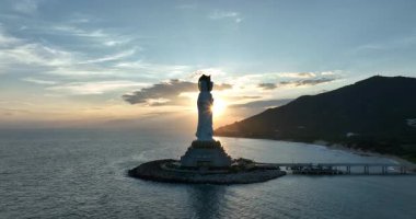 Guanyin 'in Çin kıyılarındaki bir adadaki anıtsal heykelinin videosu..