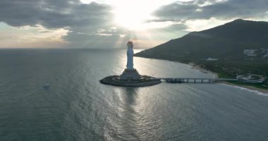 Guanyin 'in Çin kıyılarındaki bir adadaki anıtsal heykelinin videosu..