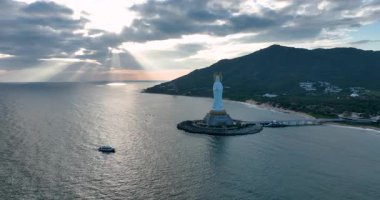 Guanyin 'in Çin kıyılarındaki bir adadaki anıtsal heykelinin videosu..