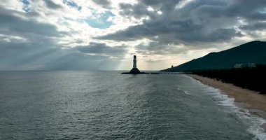 Guanyin 'in Çin kıyılarındaki bir adadaki anıtsal heykelinin videosu..