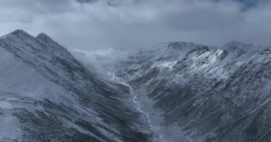 Karla dolu soğuk bir dağ vadisinde dramatik bir video..