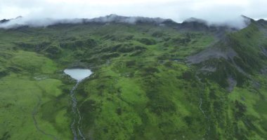 Doğanın insansız hava aracı videosu. Dağlar yeşil çimlerle kaplı