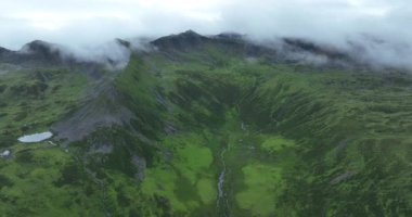 Doğanın insansız hava aracı videosu. Dağlar yeşil çimlerle kaplı