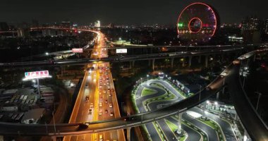 Gece vakti eşsiz, dairesel aydınlatılmış binayı gösteren bir video. Guangzhou, Guangdong, Çin 