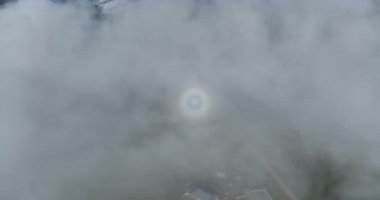 Bulutlardaki dairesel bulut halesinin görkemli videosu.