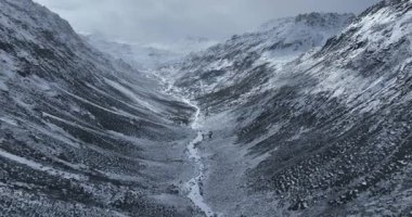 Karla kaplı dağların görkemli insansız hava aracı videosu. 